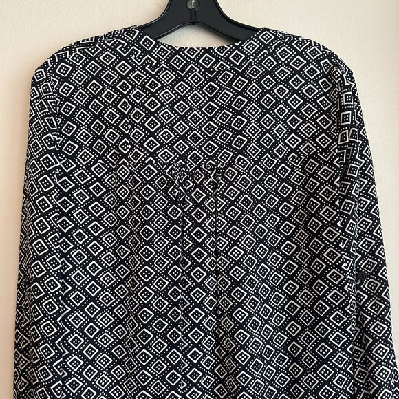Diane von Furstenburg 95% silk black and off white long sleeve blouse. Size 0. - Picture 6 of 9